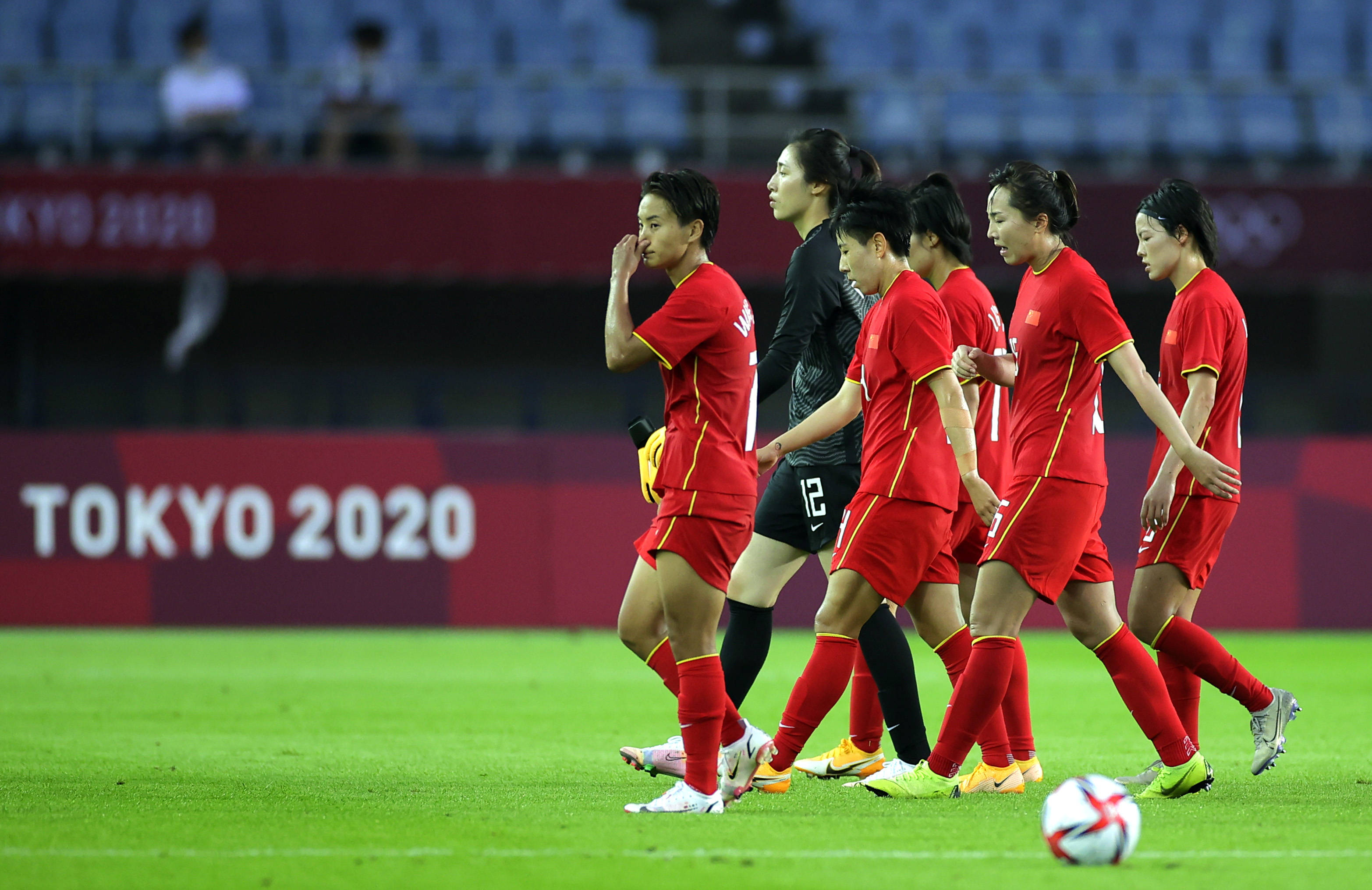 关于赛事激烈：女足球员奋力拼搏的信息