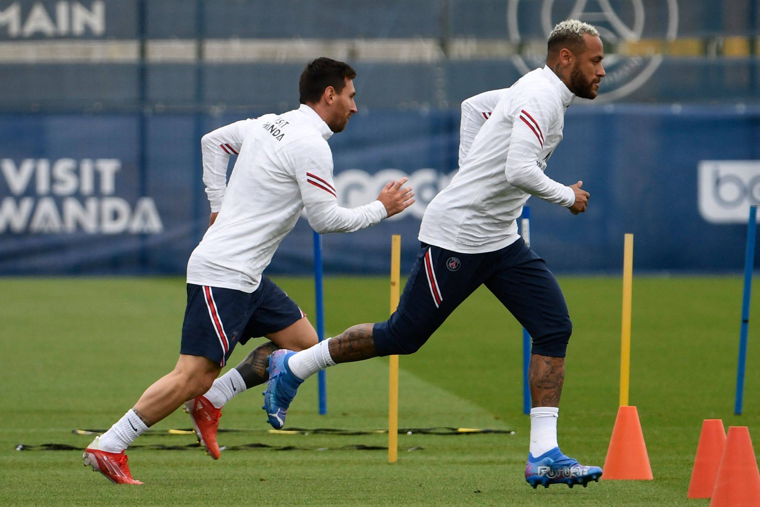 包含巴黎圣日耳曼球员积极备战下一场比赛的词条