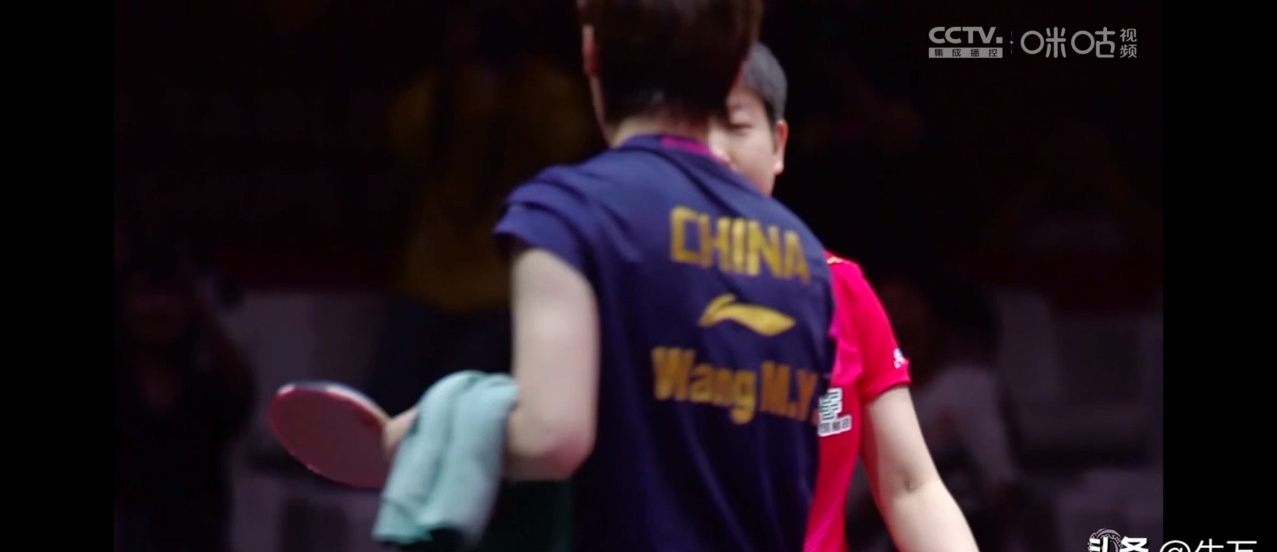 赛场上，一场势均力敌的对决掀起观众热情的简单介绍