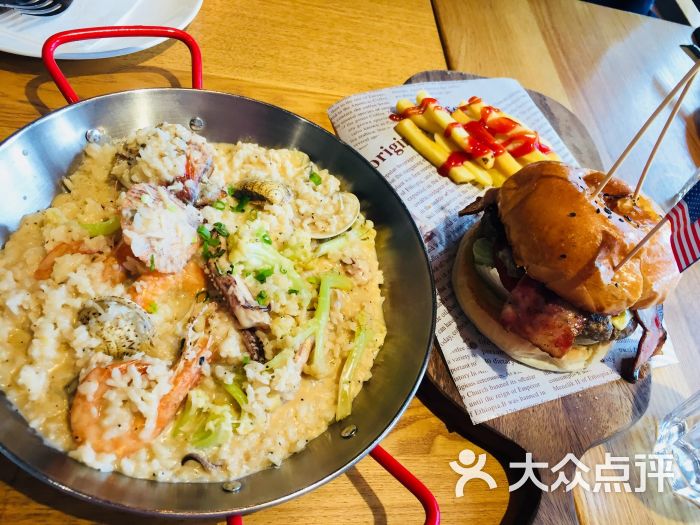 汉堡队长精彩助攻，助球队取得宝贵三分的简单介绍