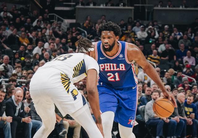 爱游戏在线登录-云南球队在客场比赛中遭遇困难，全队团结面对