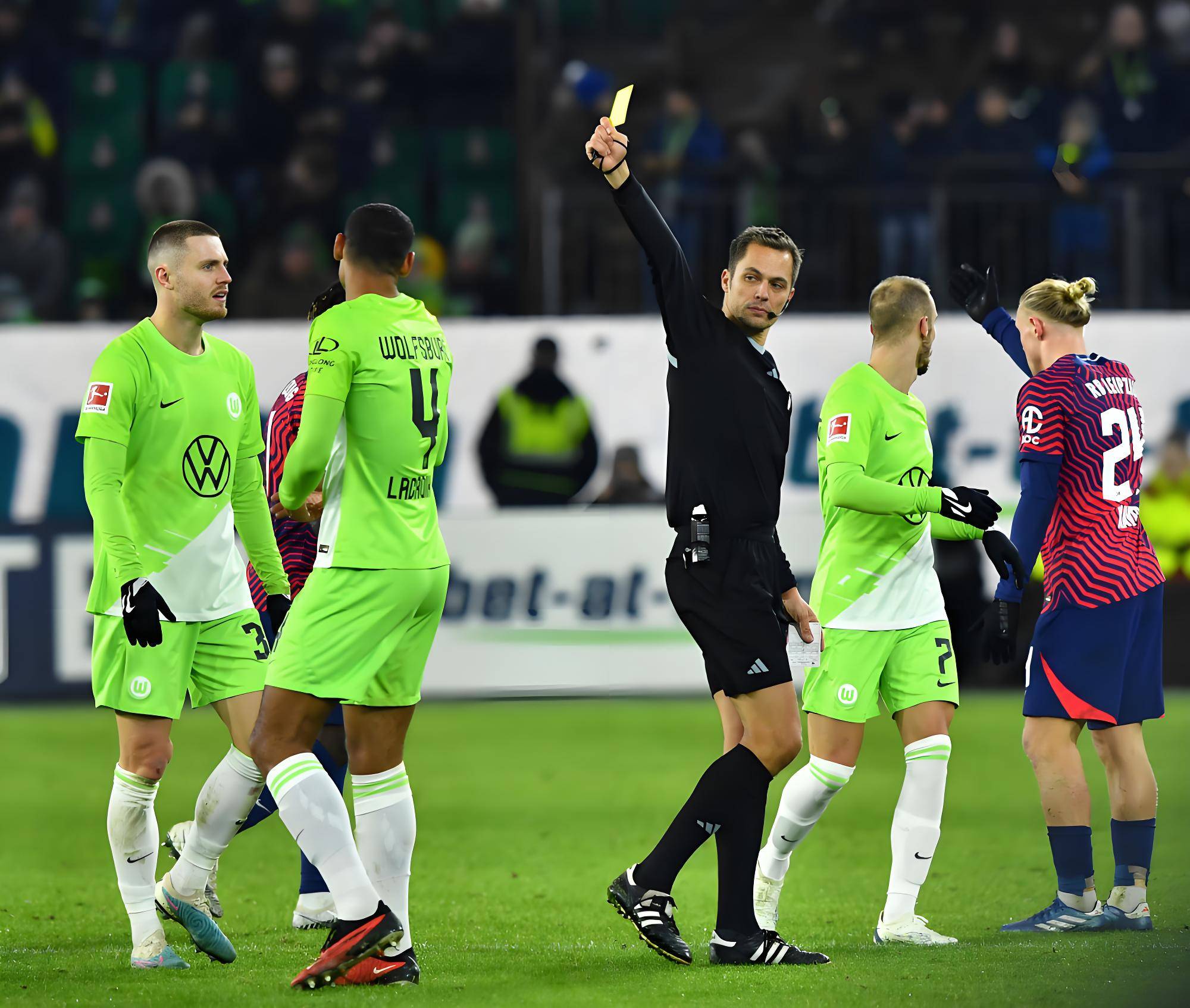 包含沃尔夫斯堡客场喜获胜利，稳固积分榜位置的词条