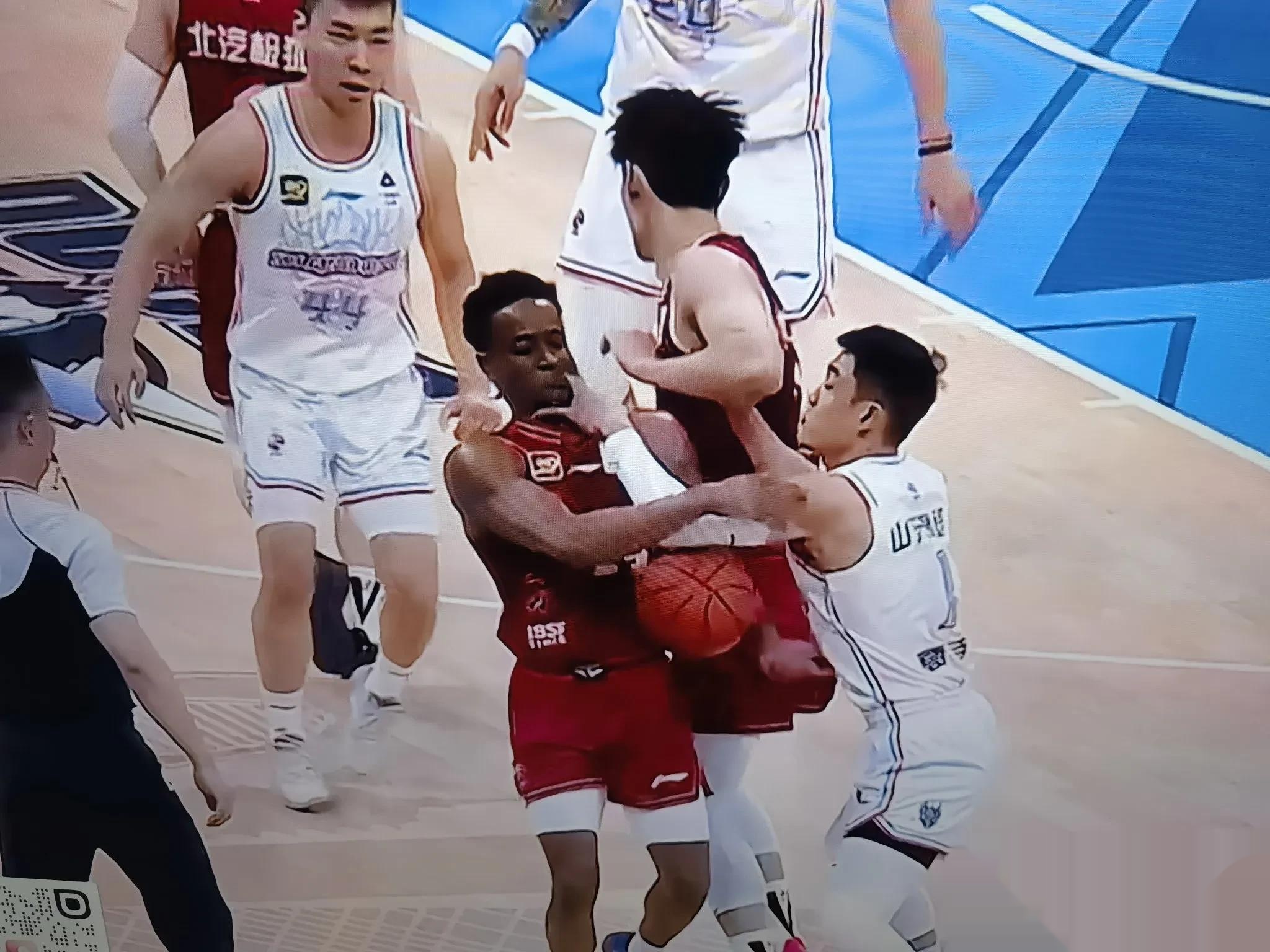 精彩连场!顶级球队展开激烈对抗 精彩连场!顶级球队展开激烈对抗