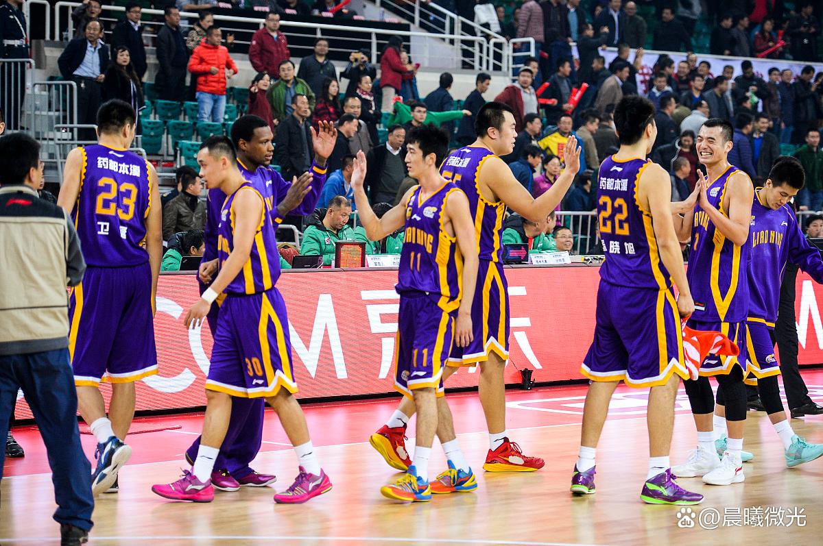 篮球赛场热火朝天，球队实力展现无比的简单介绍