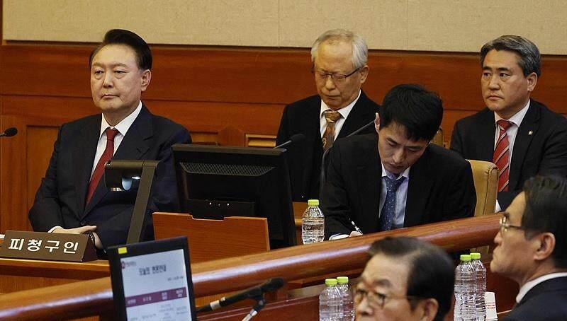 双方对决呈现白热化态势，胜负难分令人屏息的简单介绍