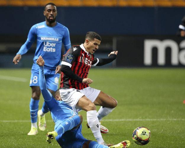 里昂客场大胜，高歌猛进，领跑联赛的简单介绍