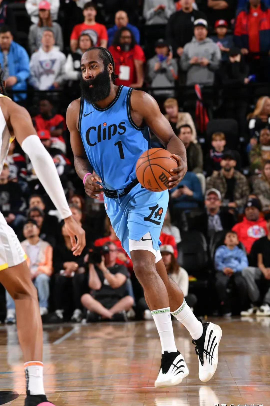 哈登加盟篮网首秀！新团队大胜