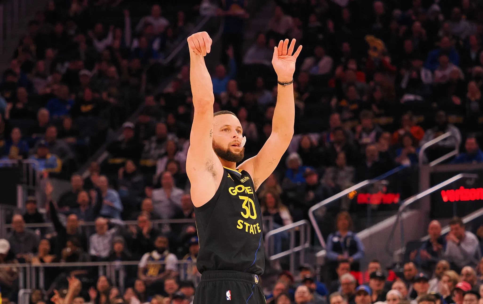 包含勇士击败湖人，库里狂砍40分的词条